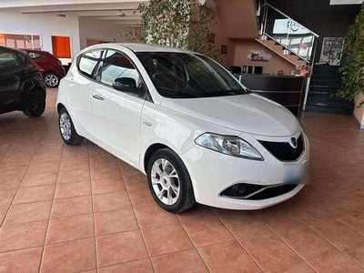 Usata Lancia Ypsilon Platinum 69 CV (50 kW) 2016 Bianco Utilitaria
