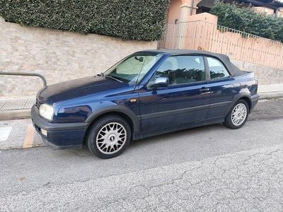 Usata VW Golf Cabriolet Sport 101 CV (74 kW) 1996 Blu Cabrio