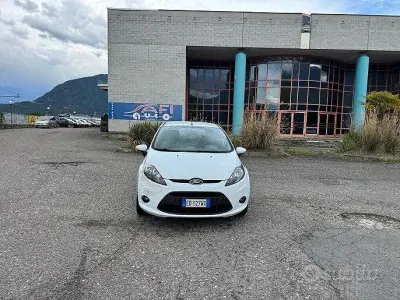Usata Ford Fiesta 70 CV (51 kW) 2010 Bianco Berlina