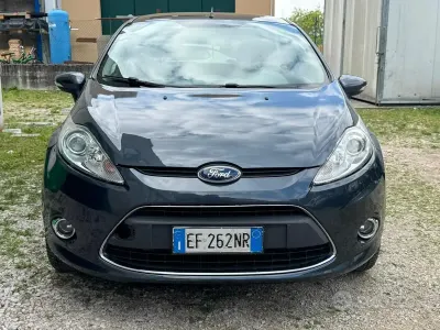 Begagnad Ford Fiesta Titanium 68 HK (50 kW) 2010 Grå Sedan