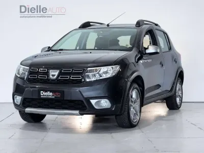 Usata Dacia Sandero Lauréate 90 CV (66 kW) 2017 Gris comete SUV