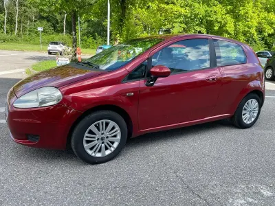 Usata Fiat Grande Punto Dynamic 77 CV (56 kW) 2006 Rosso Utilitaria
