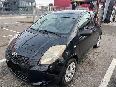 Usata Toyota Yaris Sol 77 CV (56 kW) 2006 Nero Utilitaria