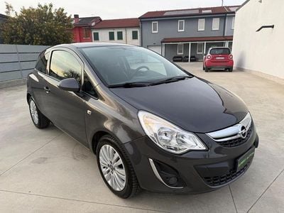 Usata Opel Corsa Edition 95 CV (69 kW) 2013 Grigio Utilitaria