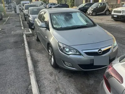 Usata Opel Astra 125 CV (91 kW) 2010 Grigio Berlina