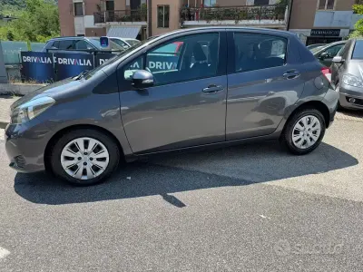 Usata Toyota Yaris Active 90 CV (66 kW) 2012 Grigio Utilitaria