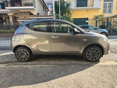 Usata Lancia Ypsilon Gold 69 CV (50 kW) 2022 Grigio Utilitaria