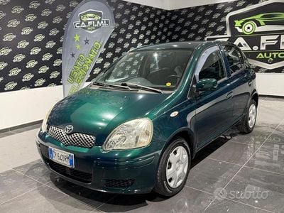 Usata Toyota Yaris 65 CV (47 kW) 2004 Verde Berlina