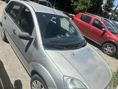 Usata Ford Fiesta Zetec 75 CV (55 kW) 2004 Grigio Utilitaria