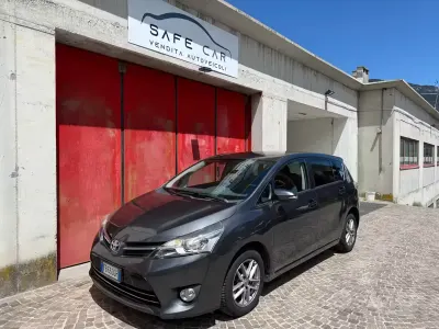 Usata Toyota Verso Active 111 CV (81 kW) 2015 Marrone Monovolume