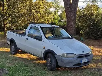 Usata Fiat Strada 69 CV (50 kW) 2000 Bianco Pick-up