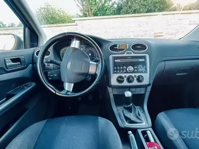 Usata Ford Focus 90 CV (66 kW) 2005 Grigio Station wagon
