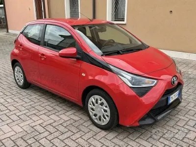 Usata Toyota Aygo 72 CV (52 kW) 2019 Rosso Utilitaria