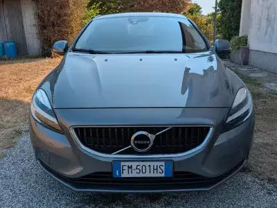 Usata Volvo V40 Momentum 120 CV (88 kW) 2017 Grigio Berlina
