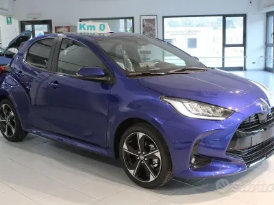 Nuova Toyota Yaris Hybrid Lounge 130 CV (95 kW) 2025 Blu Berlina
