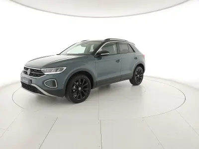 Usata VW T-Roc Life 150 CV (110 kW) 2023 Petroleum blue metallizzato nero SUV