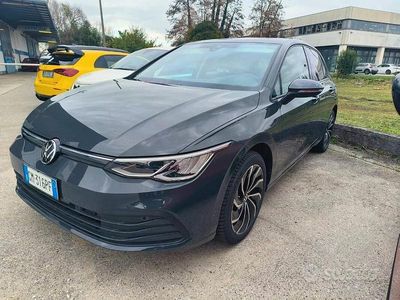 Usata VW Golf VIII Life 116 CV (85 kW) 2023 Grigio Berlina