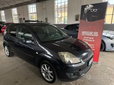 Usado Ford Fiesta Ghia 68 CV (50 kW) 2006 Gris Utilitario