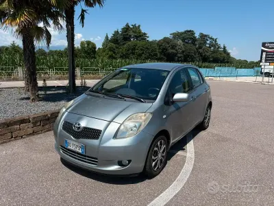 Usata Toyota Yaris 87 CV (63 kW) 2007 Grigio Utilitaria