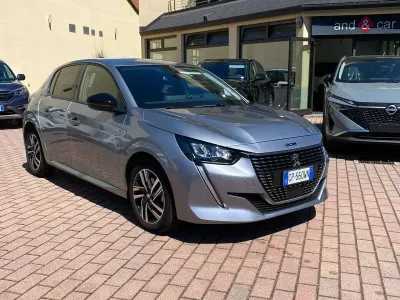 Usata Peugeot 208 Allure 101 CV (74 kW) 2023 Argento Utilitaria