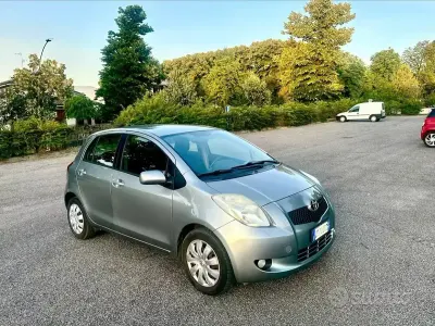 Usata Toyota Yaris Sol 69 CV (50 kW) 2009 Grigio Utilitaria