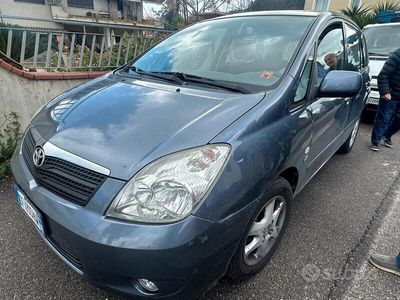 usata Toyota Corolla Verso 2.0 TDI 2003 gancio traino