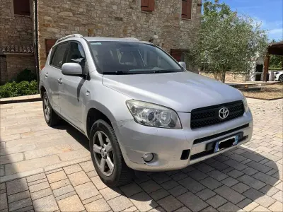 Usata Toyota RAV4 136 CV (100 kW) 2007 Argento SUV
