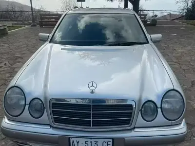 Usata Mercedes E250 Elegance 150 CV (110 kW) 1998 Grigio Berlina