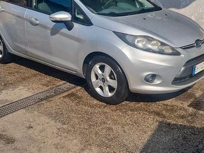 Usata Ford Fiesta 80 CV (58 kW) 2011 Grigio Berlina