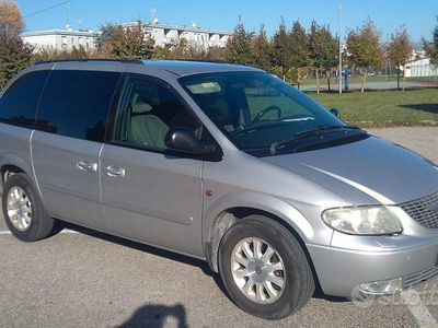 Usata Chrysler Voyager 143 CV (105 kW) 2004 Grigio Monovolume