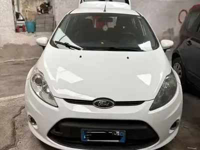 Usata Ford Fiesta 70 CV (51 kW) 2012 Bianco Berlina