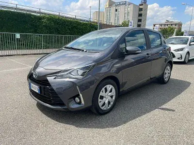 Usata Toyota Yaris Hybrid Active 101 CV (74 kW) 2018 Grigio Berlina
