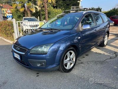 Begagnad Ford Focus Ghia 115 HK (84 kW) 2005 Blå Kombi