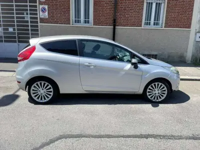 Usata Ford Fiesta Titanium 68 CV (50 kW) 2008 Grigio Utilitaria