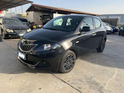 Begagnad Lancia Ypsilon Gold 69 HK (50 kW) 2023 Svart Halvkombi
