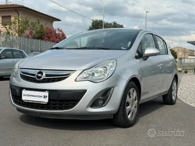 Usata Opel Corsa Cosmo 86 CV (63 kW) 2011 Grigio Utilitaria