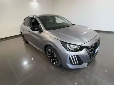 Usata Peugeot 208 Allure 101 CV (74 kW) 2025 Grigio Utilitaria