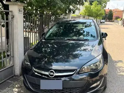 Usata Opel Astra 110 CV (80 kW) 2013 Nero Station wagon