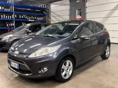 Usata Ford Fiesta Titanium 68 CV (50 kW) 2010 Grigio Berlina