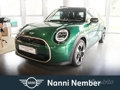 Nuova Mini Cooper Favoured 114 kW (156 CV) 2026 British racing green iv Utilitaria