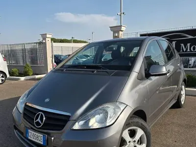 Usata Mercedes A180 109 CV (80 kW) 2011 Grigio Utilitaria