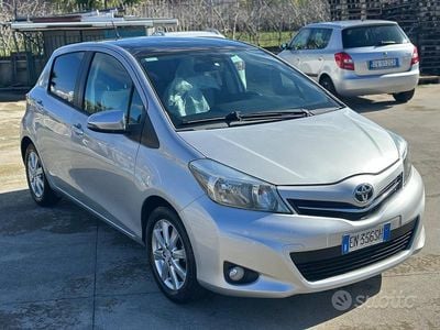 Begagnad Toyota Yaris Lounge 90 HK (66 kW) 2012 Grå Halvkombi