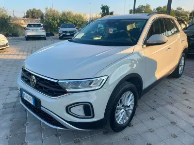 Usata VW T-Roc Life 110 CV (80 kW) 2023 Bianco SUV