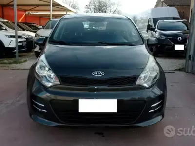 Usado Kia Rio Active 75 HP (55 kW) 2017 Cinzento Sedan