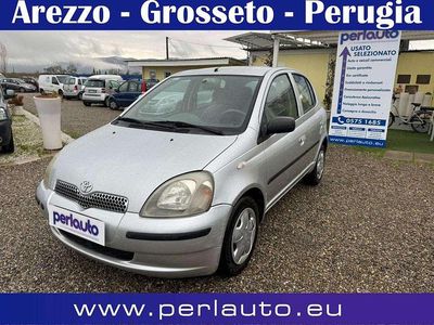 Usata Toyota Yaris Sol 68 CV (50 kW) 2000 Argento Berlina