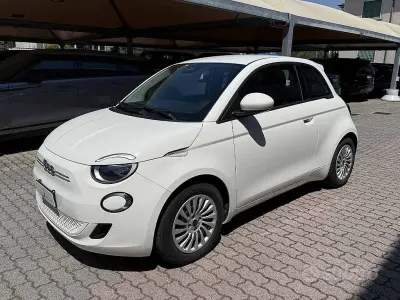 Usata Fiat 500e Action 42 kW (58 CV) 2022 Bianco / pastello Utilitaria