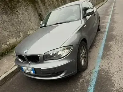 Usata BMW 116 122 CV (89 kW) 2010 Grigio Utilitaria
