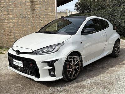 Begagnad Toyota Yaris 261 HK (191 kW) 2021 Vit Halvkombi