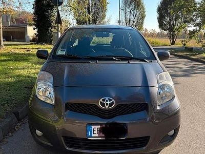 Usata Toyota Yaris 100 CV (73 kW) 2011 Grigio Berlina