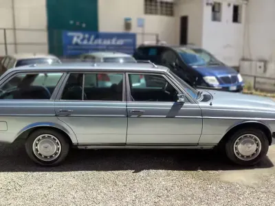 Usata Mercedes 200 109 CV (80 kW) 1983 Bluazzurro Station wagon